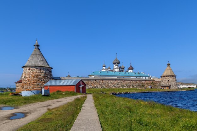 Фото Вид на здание храма на голубом небе