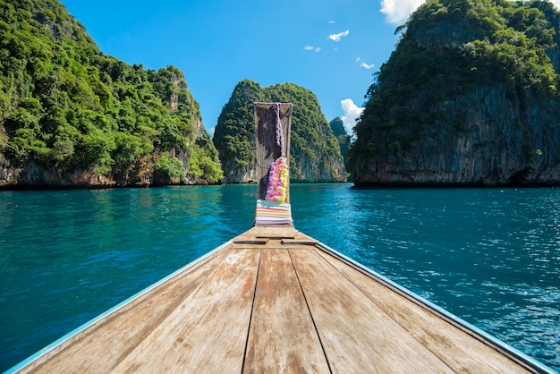 澄んだ海と晴れた日、ピピ島、タイの空の上のタイの伝統的なロングテールボートのビュー