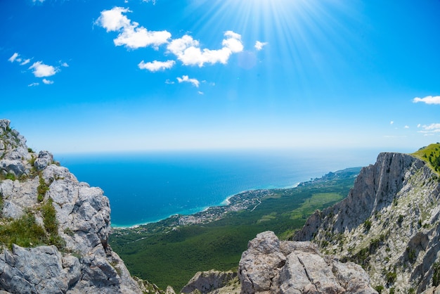 Фото Вид на черное море с горы ай-петри. ниже села алупка большая ялта. пасмурная солнечная погода.