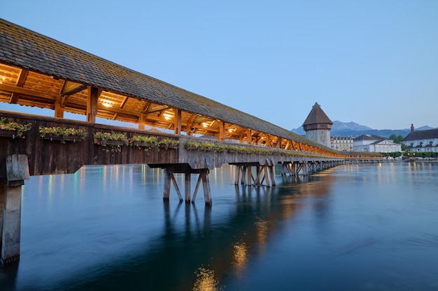 사진 스위스 루체른(lucerne switzerland)의 일몰 시 예배당 다리(chapel bridge)의 전망