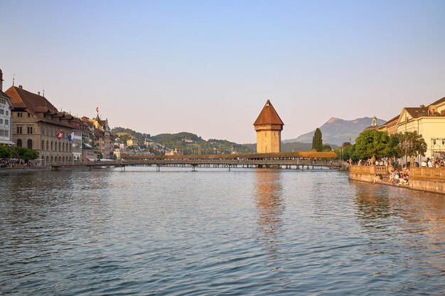 사진 스위스 루체른(lucerne switzerland)의 일몰 시 예배당 다리(chapel bridge)의 전망