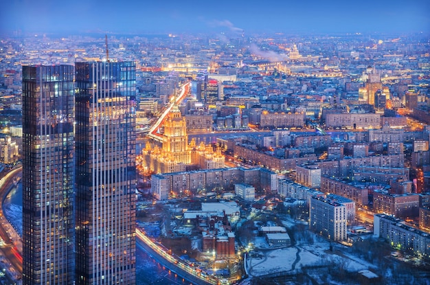 写真 外務省とホテル モスクワ シティの夜景に照らされた展望台から高層ビルまでの街の眺め