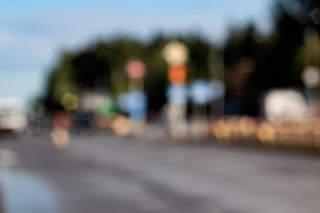 写真 車のぼやけた背景と都市道路のビュー