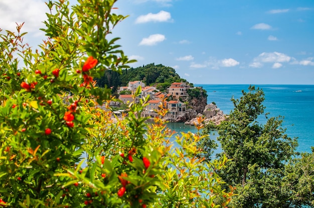 写真 モンテネグロのプリズノ村の海岸の眺め