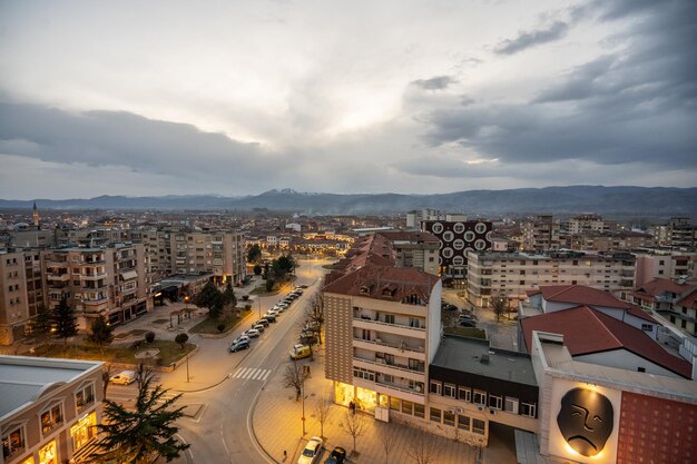 写真 正統派キリストの復活に至るまでのコルセ アルバニアの主要な歩行者エリアの眺め