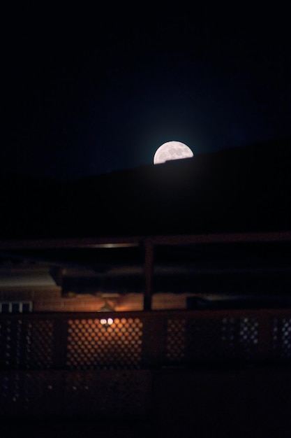 夜のバルコニーからの月と灯台の眺め