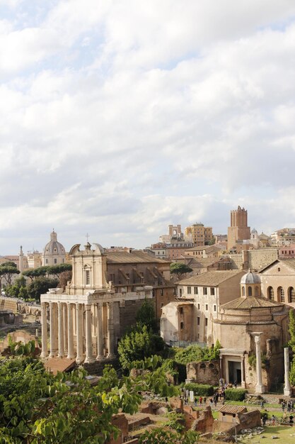 写真 イタリアのローマで日没中のローマ広場の景色