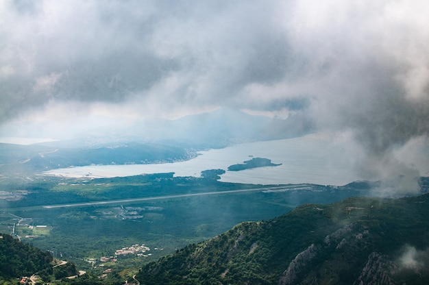 写真 モンテネグロの ⁇ りの天気のティバット空港の滑走路の景色