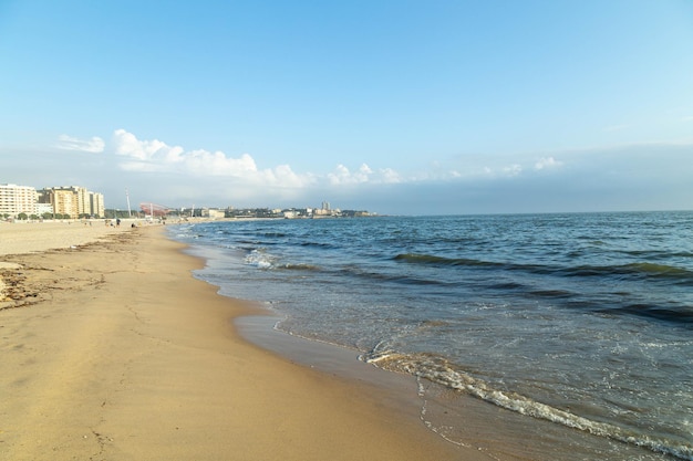 사진 portugal.jpg에 있는 matosinho 해변의 모래 띠의 보기