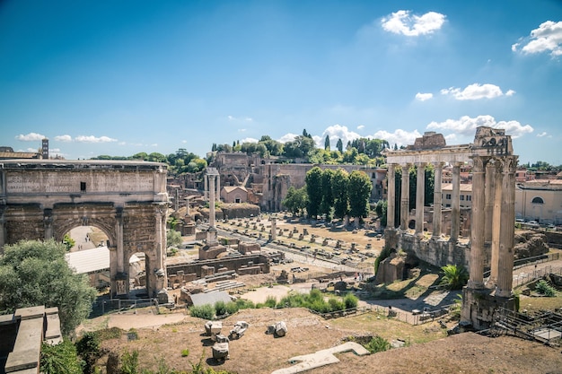 Фото Вид статуи траяно с древними церквями и городом римом на заднем плане