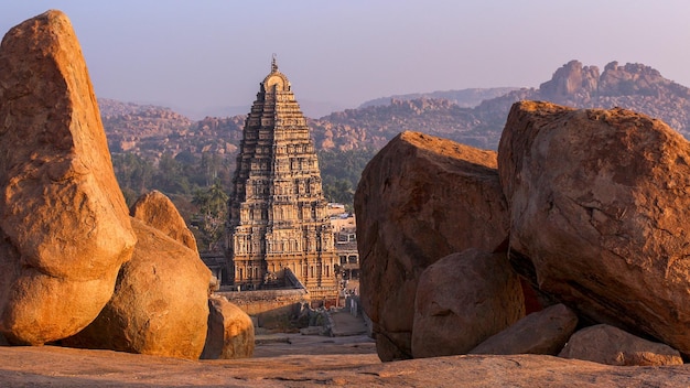 写真 シヴァ神に捧げられたヴィルパクシャ寺院複合体の眺め。ハンピ。インド