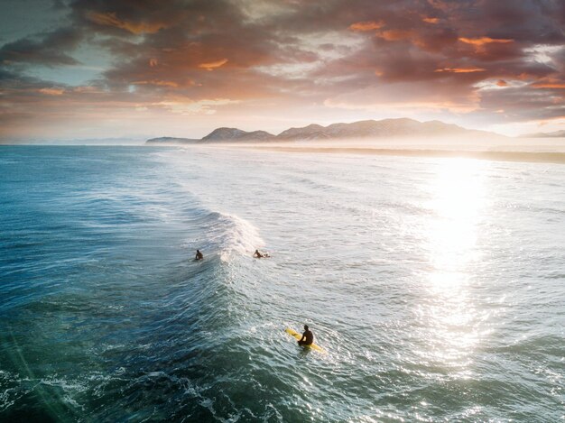 写真 3 人のサーフィンのビュー