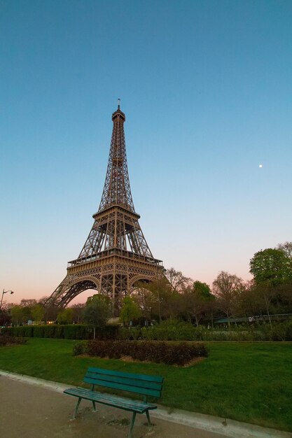 写真 明るい青い空を背景に塔の景色