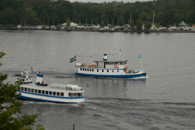 Фото Вид на две лодки в спокойном озере
