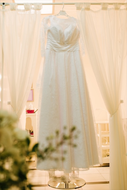 Вид свадебного платья висит в ожидании церемонии