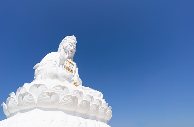 Фото Взгляд белой статуи guanyin на виске pla kang huay, chiang rei таиланде