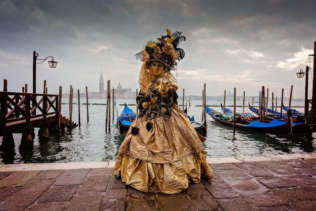 写真 雲の空に照らされた運河の女性の景色