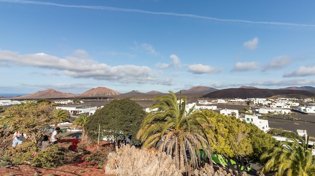 사진 lanzarote canary island spain의 timanfaya 공원에 있는 화산이 있는 백색 마을 yaiza의 전망