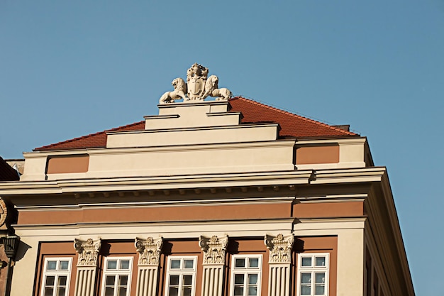 폴란드의 푸른 하늘 관광을 배경으로 한 사무실 건물의 전망