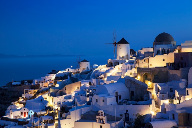 Vista di oia di notte, santorini