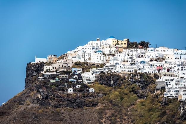 Photo a view of oia on the greek island of santorini.