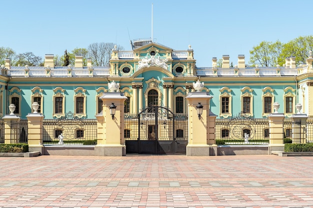 Вид на старый барочный Мариинский дворец в городе Киев.