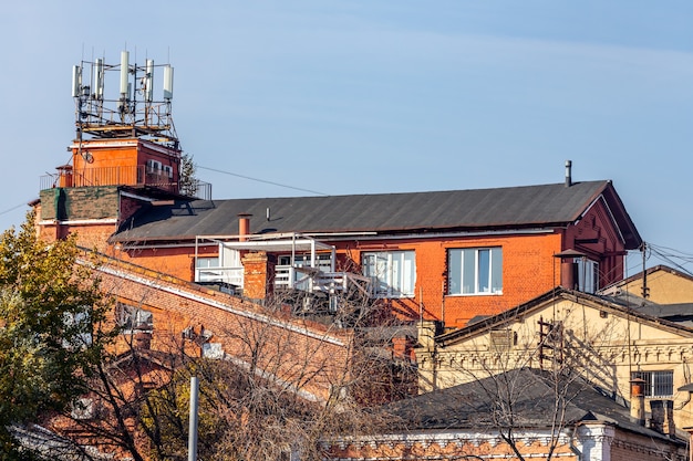 Photo view of an old brick building in the center of moscow, russia