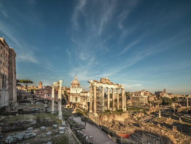 Foto vista di un vecchio edificio in città contro il cielo