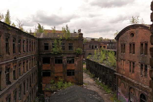 Вид на старые фабричные здания. Старое кирпичное здание в стиле лофт.