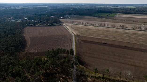 Foto una vista di una vecchia fattoria con un aereo in cielo