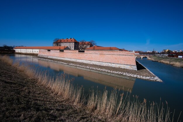 슬로바키아의 작은 마을 Holic에 있는 오래된 요새와 성 전망