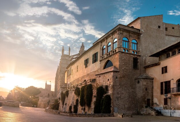 스페인 팔마 데 마요르카(Palma De Mallorca)의 오래되고 역사적이며 전형적인 거리의 전망