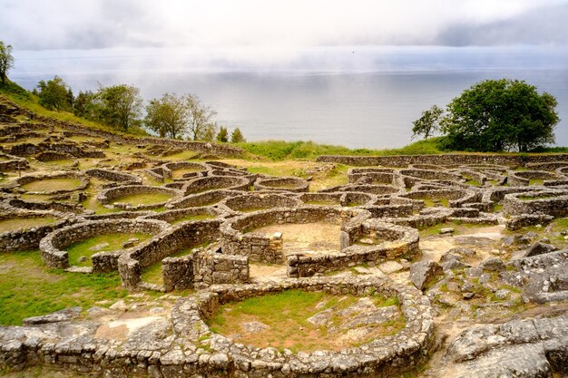 Photo view of old neolithic ruins against sky