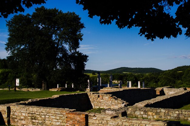 Foto vista di vecchie rovine contro il cielo blu