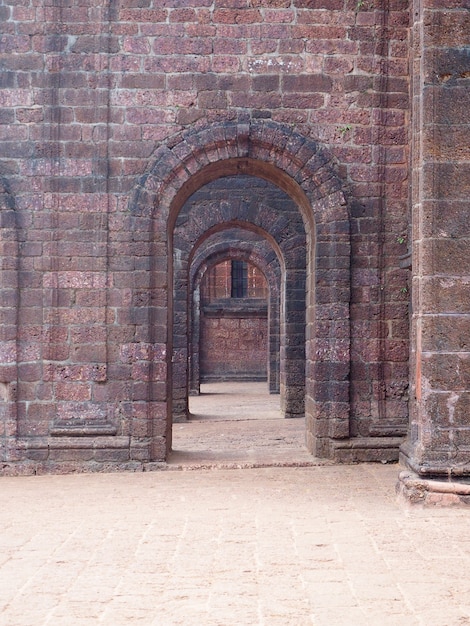 Vista in lontananza delle antiche arcate in pietra della cappella. architettura di vecchi edifici