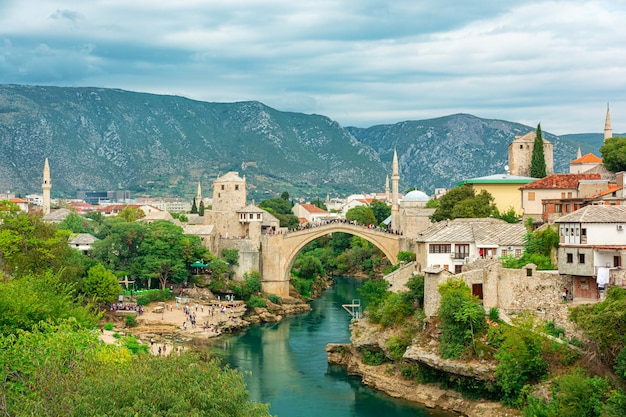 ボスニア・ヘルツェゴビナ、バルカン半島、ヨーロッパの有名な橋のある旧市街モスタルの眺め