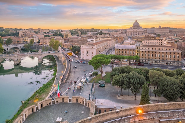 일몰 시 이탈리아 산탄젤로 성(Castel Sant'Angelo, Italy)에서 로마 구시가지 스카이라인의 전망