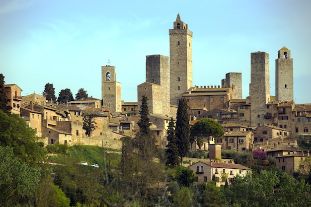 シエナ県のサンジミニャーノ旧市街とその塔の眺め。イタリア、トスカーナ