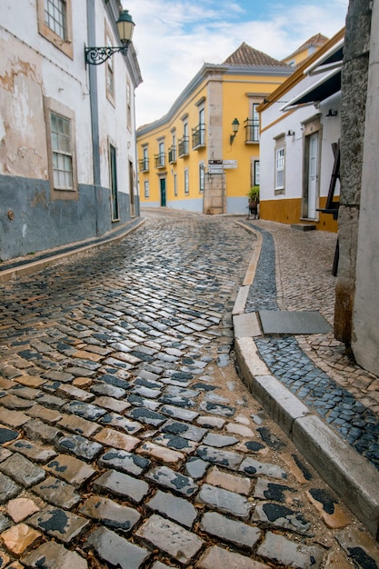 ポルトガルにあるファロ市の旧市街の典型的な通りの眺め。