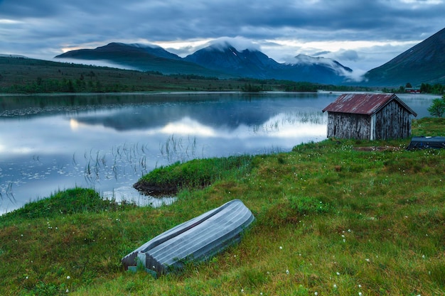 写真 ノルウェーの海岸にあるボートで霧の湖を眺める