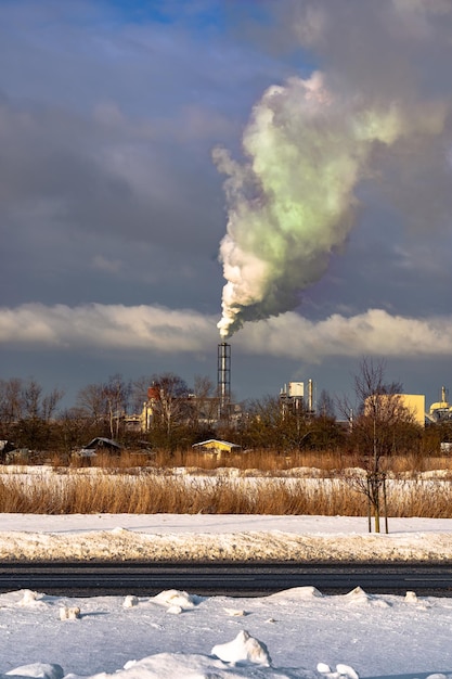 산업 공장 오염, 굴뚝 배기 가스에 대한 보기. 산업 구역, 짙은 연기
