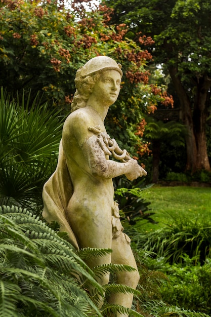 Foto vista di una delle belle statue situate, quinta da regaleira, sintra, portogallo.