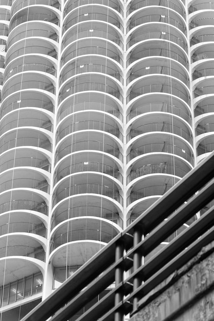 Вид на одно из парковочных зданий круглой формы с набережной Ривер-Уолк в Чикаго, штат Иллинойс.