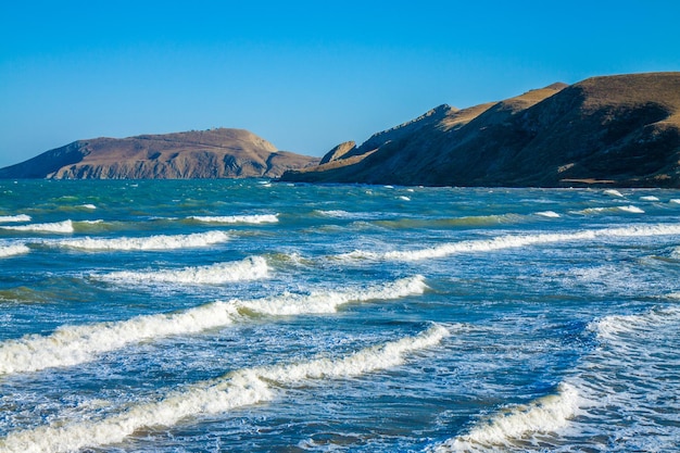 Вид на открытый морской залив Скалистый берег с голубым небом Красивая природа