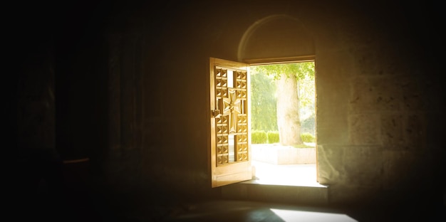 Vista della porta di legno della chiesa aperta