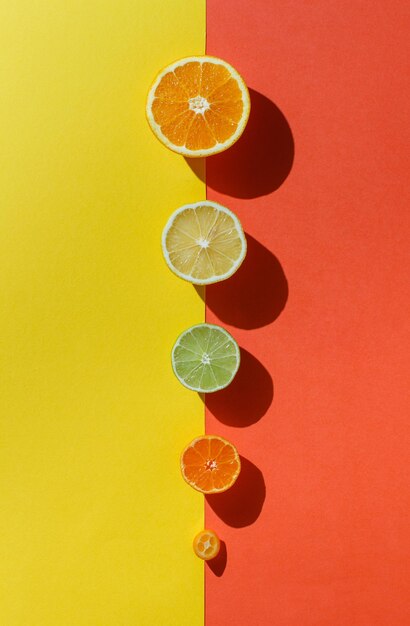 Foto vista di un frutto arancione su uno sfondo giallo