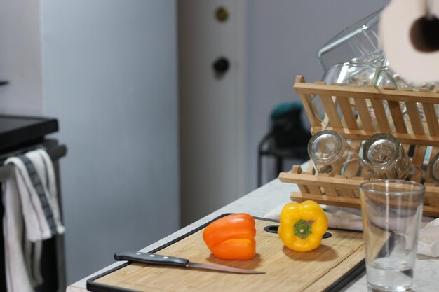 Photo view of orange juice on table