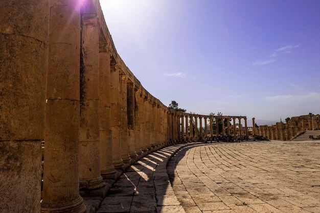 Vista del colonnato del foro ovale nell'antica jerash jordan