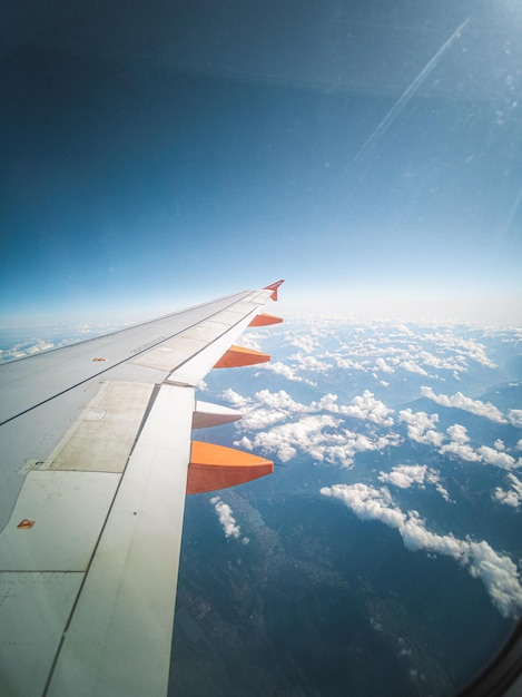 写真 翼を越えて空を眺める