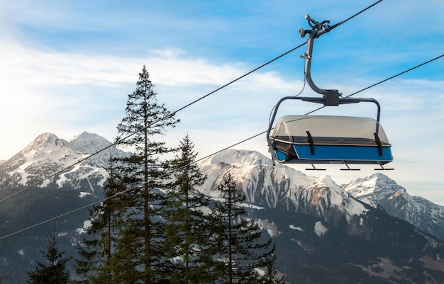 Photo view of overhead cable car against mountain range